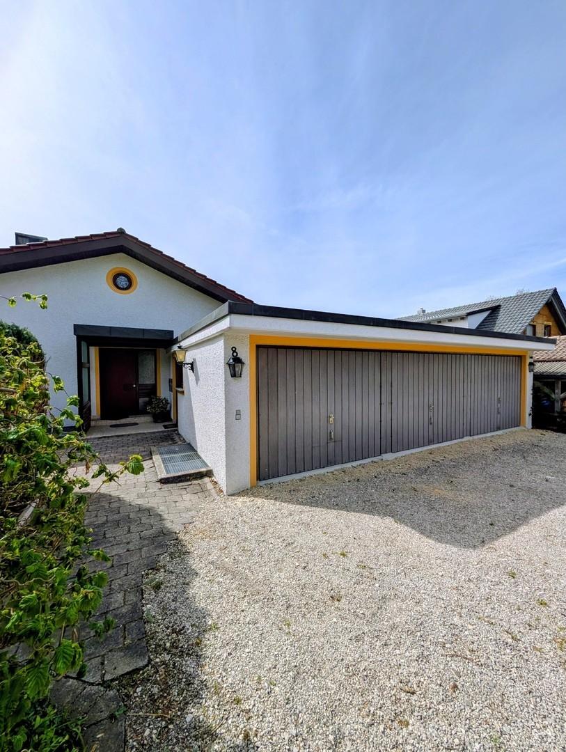 Außen - Garage und Stellplätze