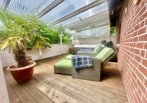 Große Terrasse im Garten