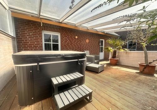 Große Terrasse im Garten