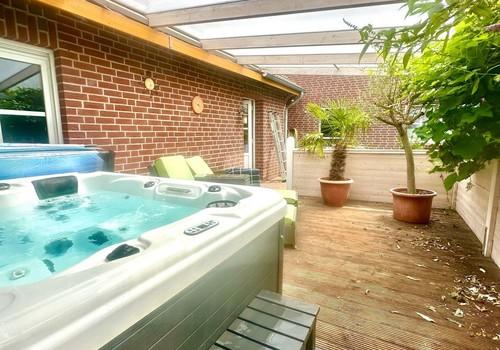 Große Terrasse im Garten