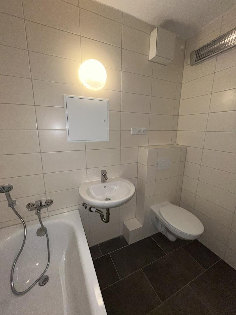 Bad mit Wanne (2)