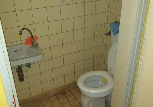 WC mit Waschbecken