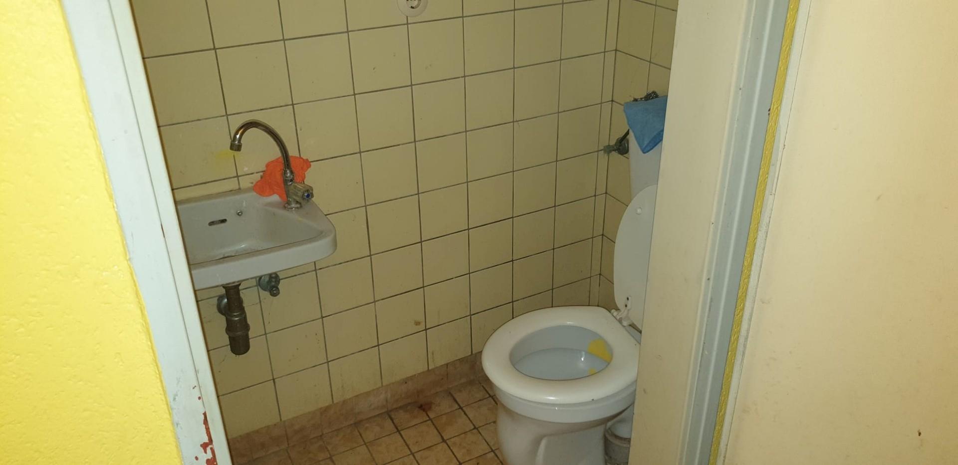 WC mit Waschbecken