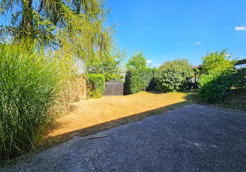 Gartenbereich mit Tor 