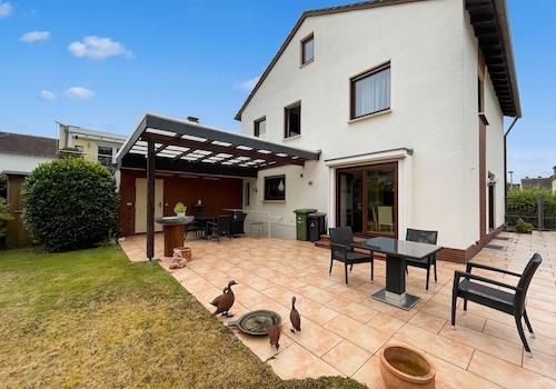 Terrasse, Blick zum Haus - KI-optimiert(Licht)