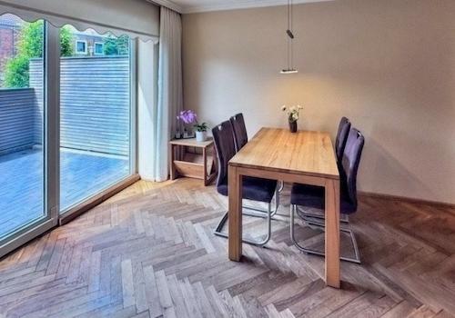Esszimmer mit Blick auf die zweite Terrasse