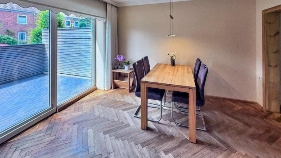 Esszimmer mit Blick auf die zweite Terrasse