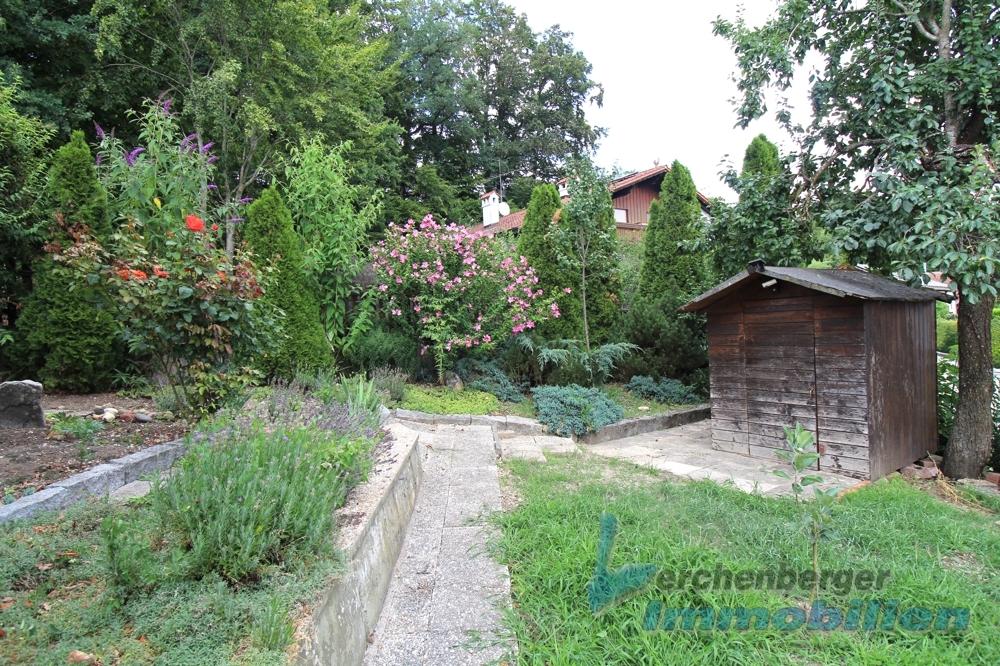 Garten mit Gartenhäuschen.jpg