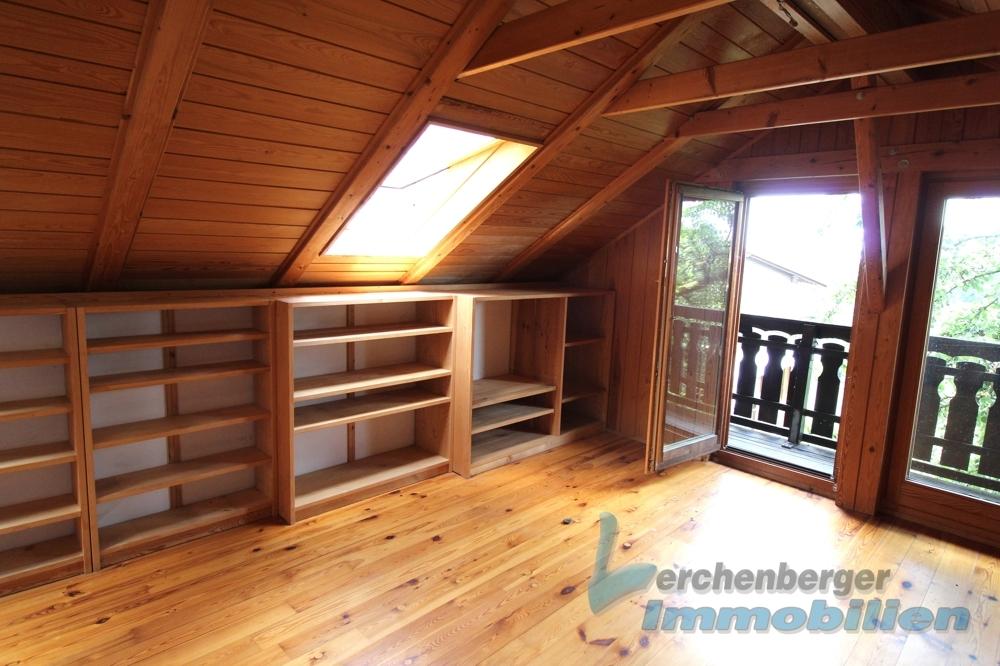 Zimmer mit Balkon.jpg