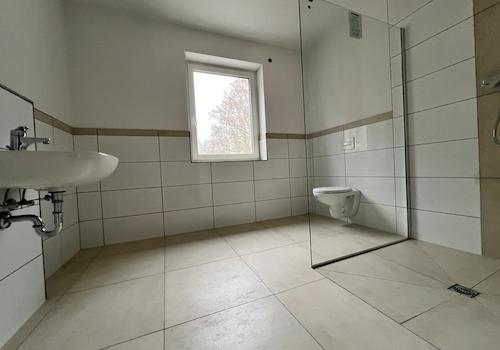 Badezimmer mit Dusche 