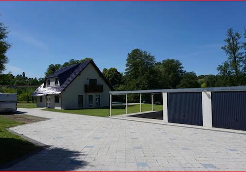 Garagen und Hausansicht