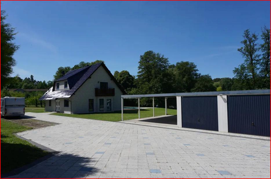 Garagen und Hausansicht