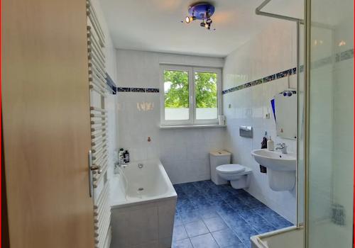 Bad mit Wanne und Dusche im OG