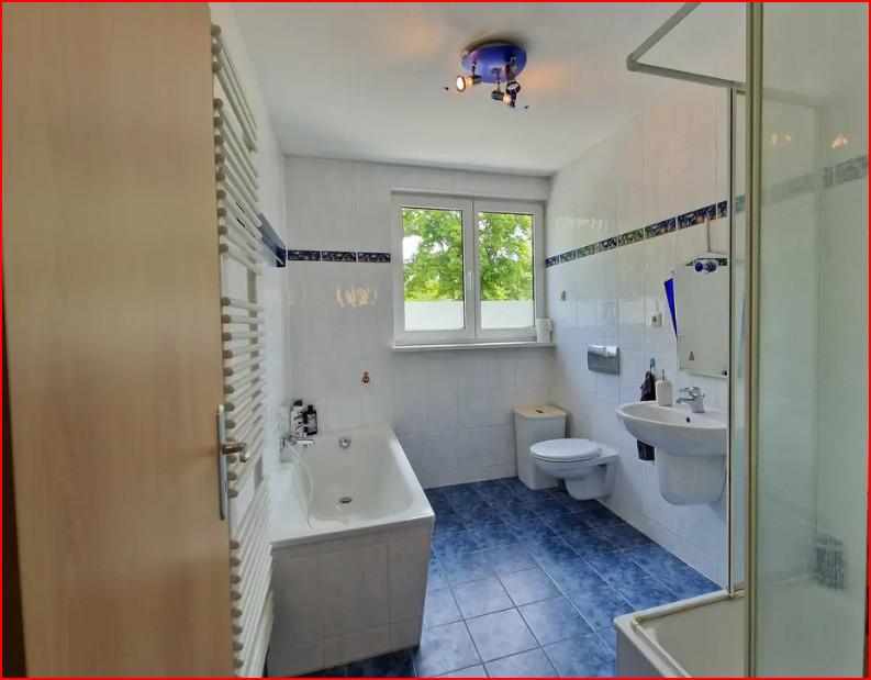 Bad mit Wanne und Dusche im OG