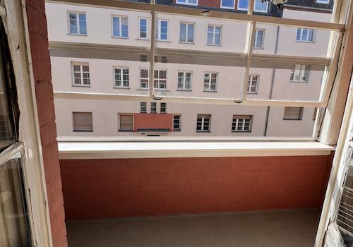 Sonniger Balkon mit Platz zum Entspannen
