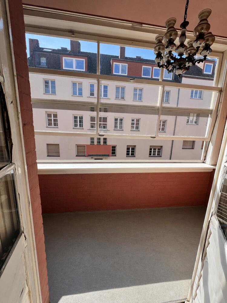 Sonniger Balkon mit Platz zum Entspannen