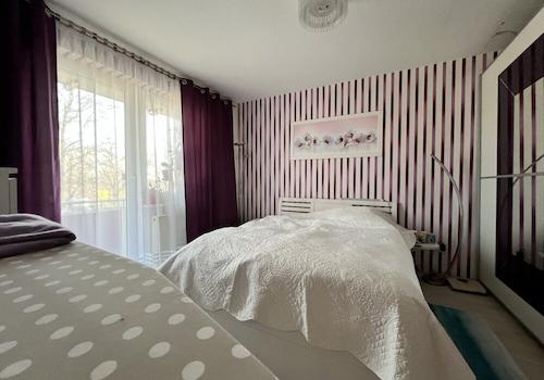 Gemütliches Schlafzimmer mit Balkon