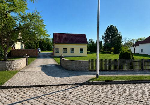 Sonnenstrahlen über einem malerischen Vorort