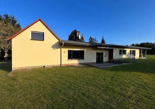 Lichtdurchflutetes Wohnhaus in naturnaher Umgebung