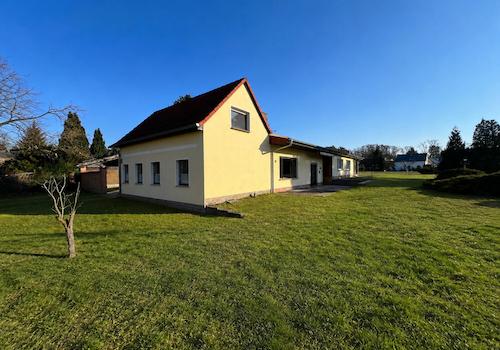Gelbes Haus im grünen Garten