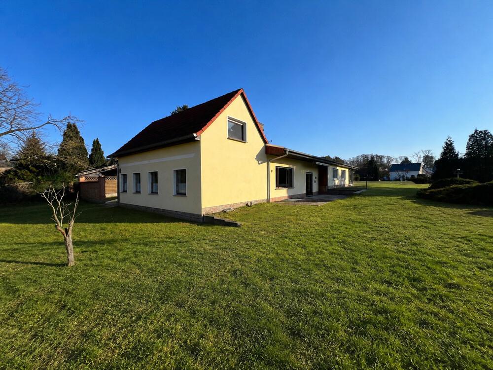 Gelbes Haus im grünen Garten