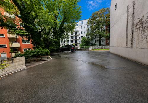 Innenhof mit Stellplätzen