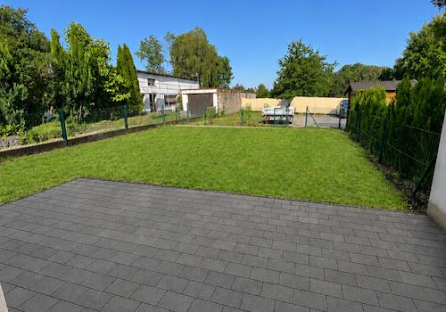 Sonnige Terrasse mit Garten