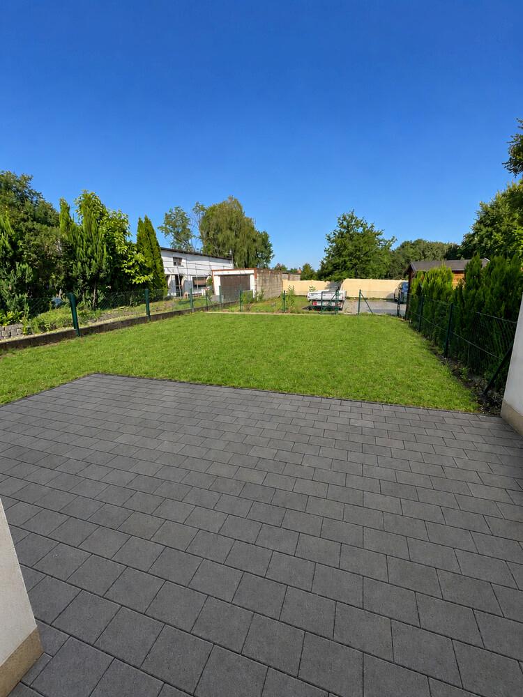 Sonnige Terrasse mit Garten