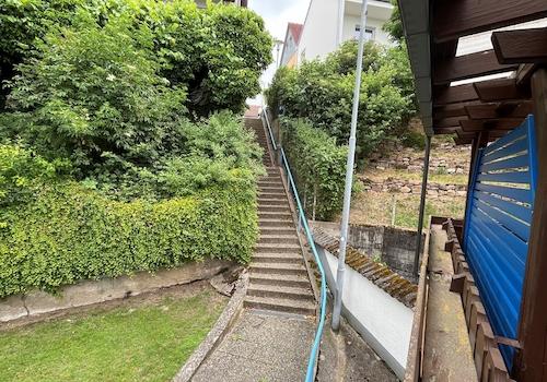 Fußweg entlang Grundstück