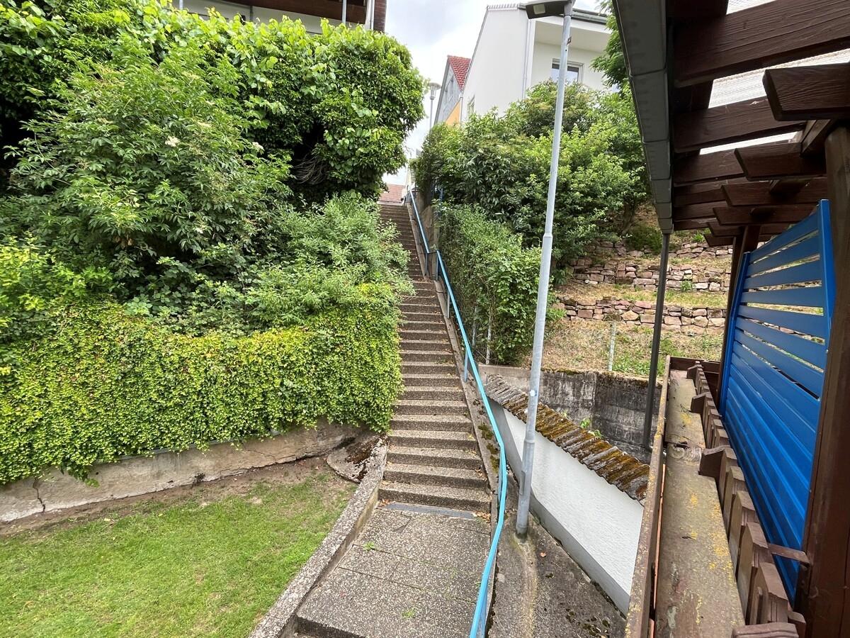 Fußweg entlang Grundstück