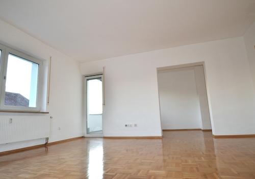 großes Wohnzimmer mit Parkett