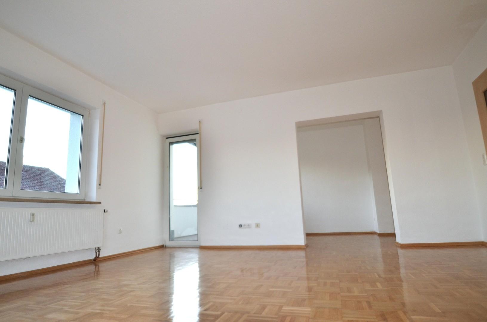 großes Wohnzimmer mit Parkett