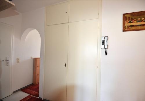 großer Einbauschrank im Flur