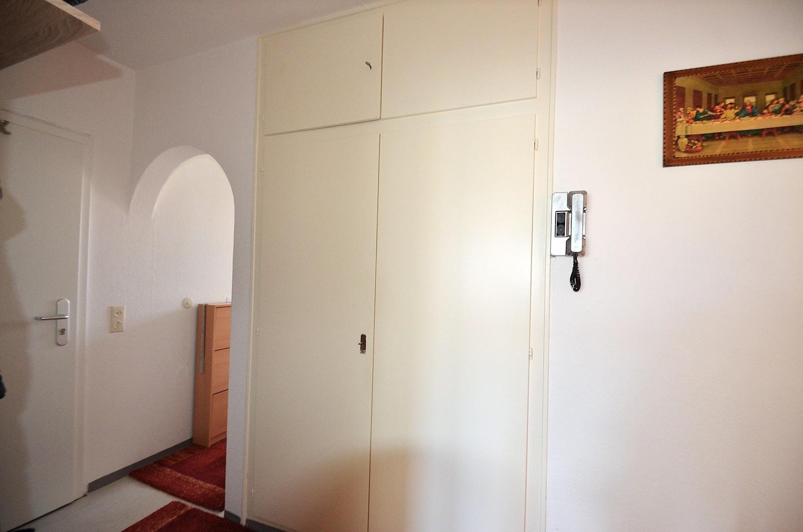 großer Einbauschrank im Flur