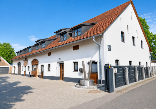 MIT GEWERBEFLÄCHE