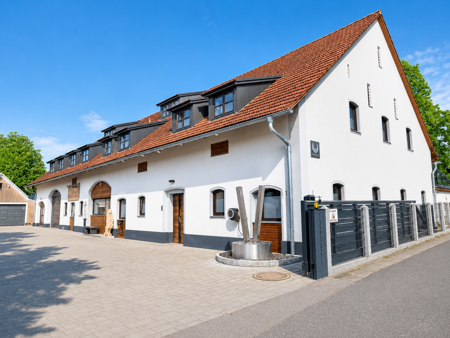 MIT GEWERBEFLÄCHE
