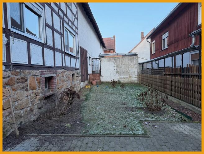 Gartenfläche hinter dem Haus