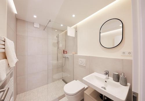 modernes Bad mit WalkIn-Dusche