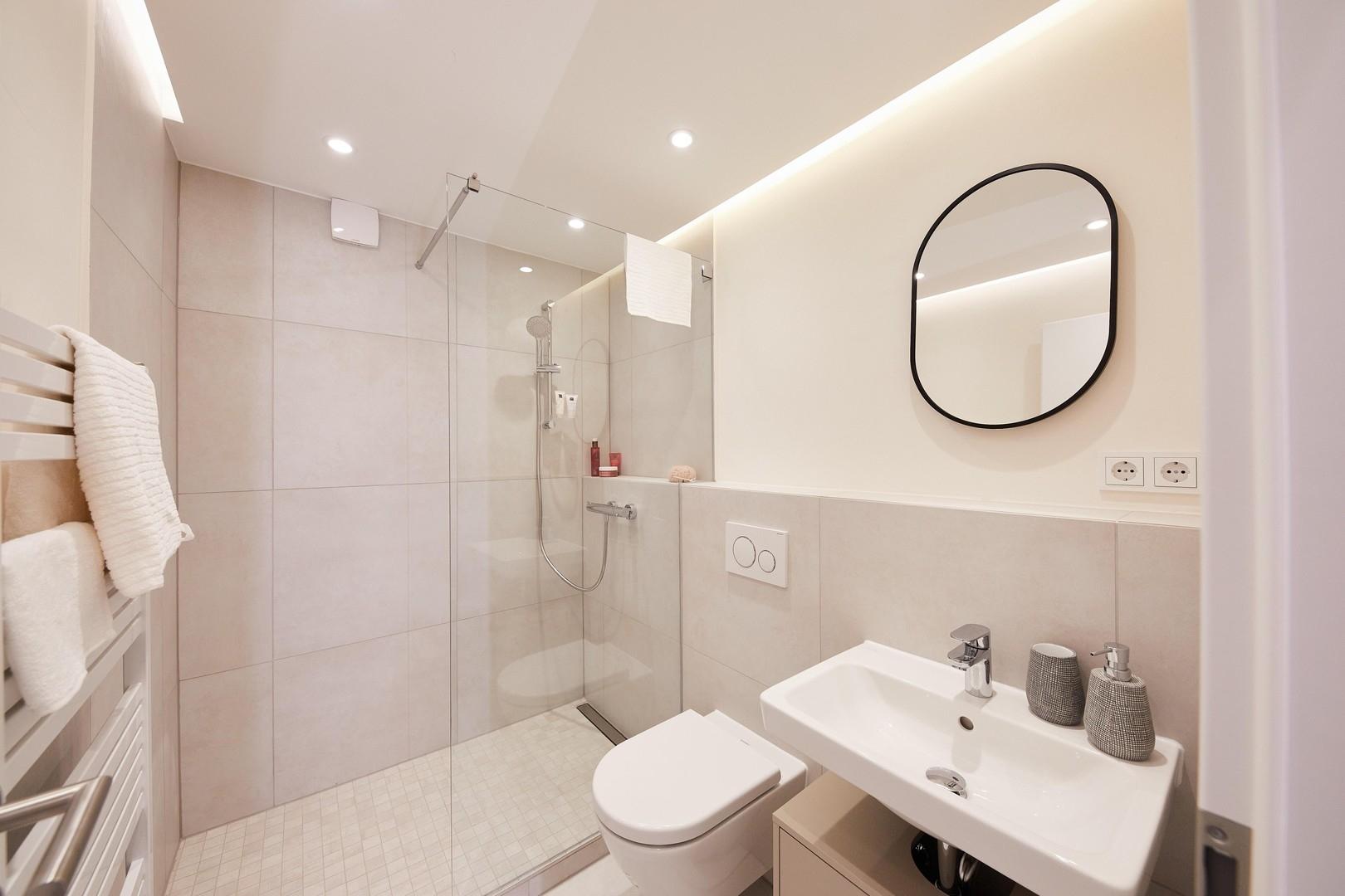 modernes Bad mit WalkIn-Dusche
