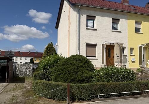 Strassenansicht mit Stellplatz