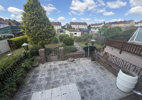 Blick auf Terasse und Garten