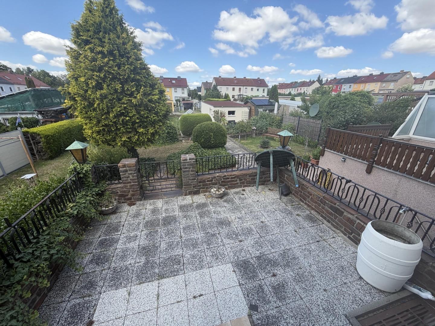Blick auf Terasse und Garten