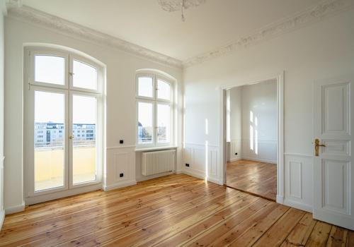 Stuckaltbau mit Balkon