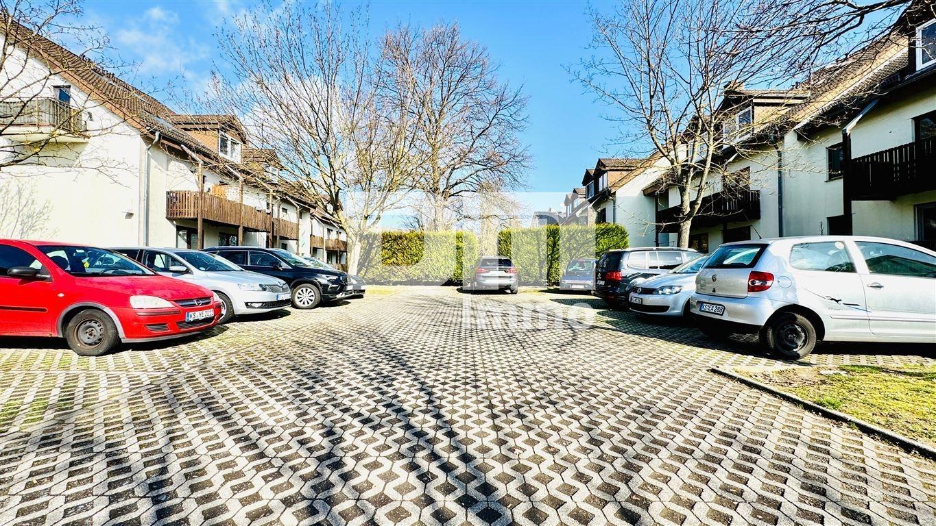 Parkflächen vor dem Gebäude