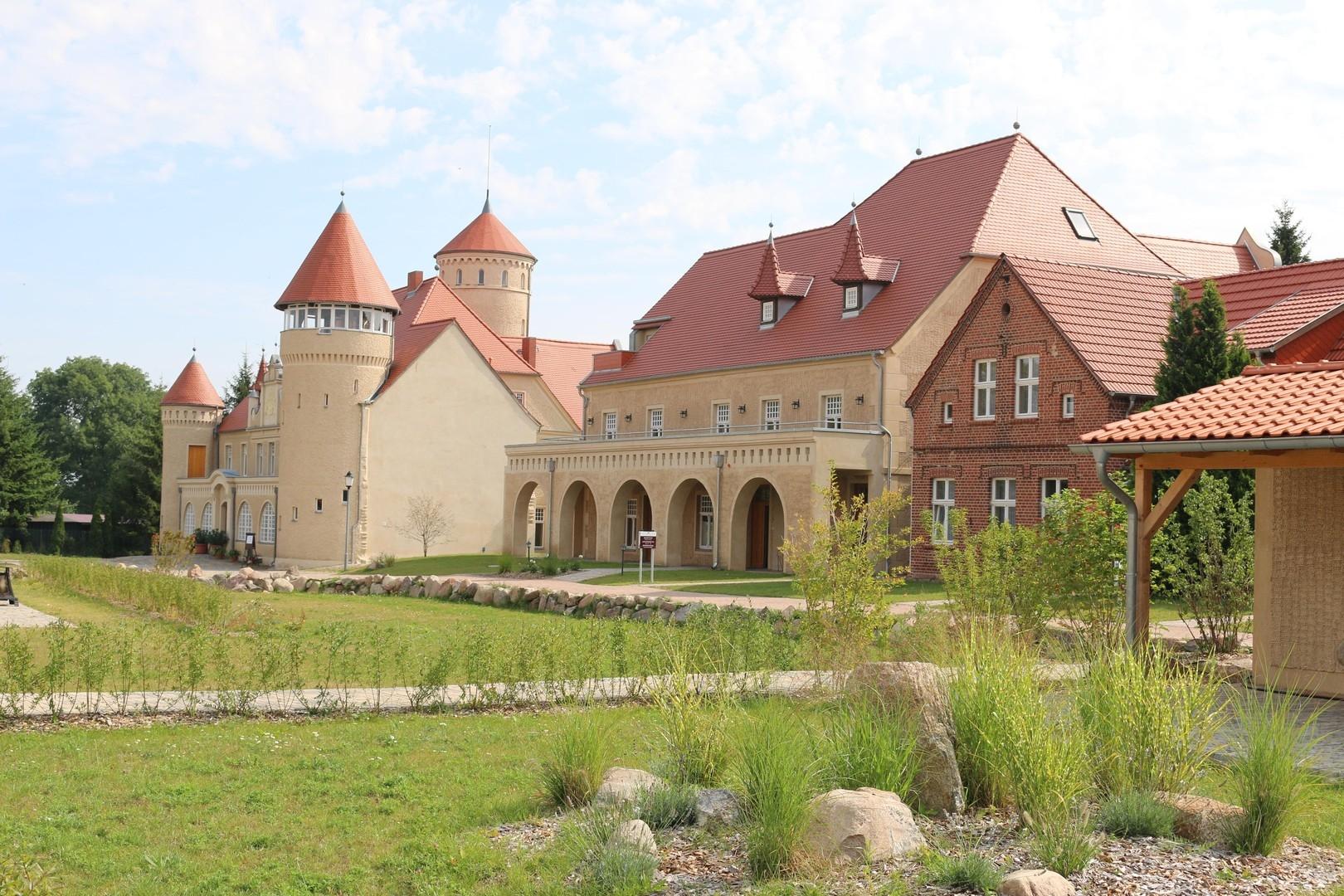 Schloss Stolpe mit Westflügel