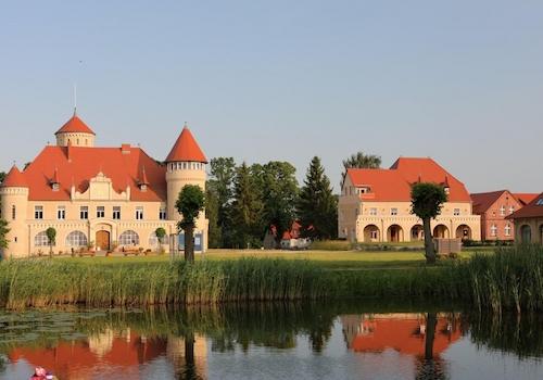 Stolpe,Schlosswiese mit Teich 