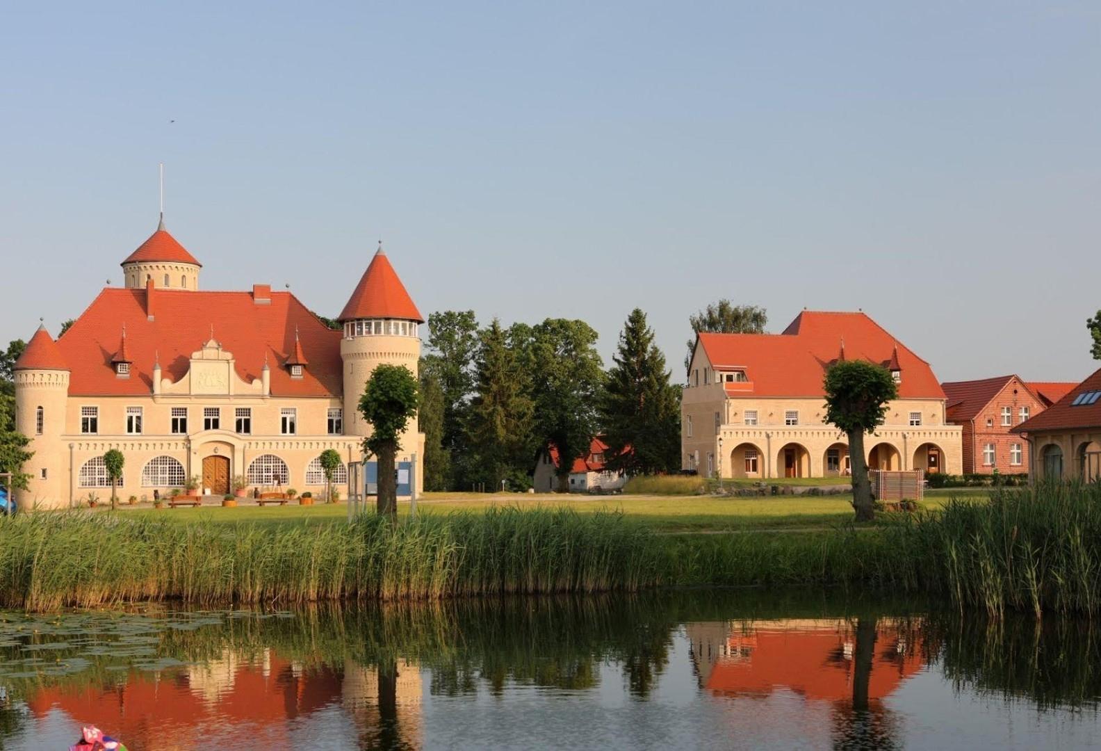 Stolpe,Schlosswiese mit Teich 