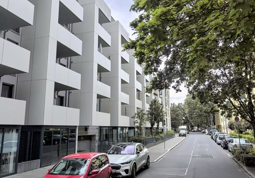 Außenansicht mit TG-Einfahrt