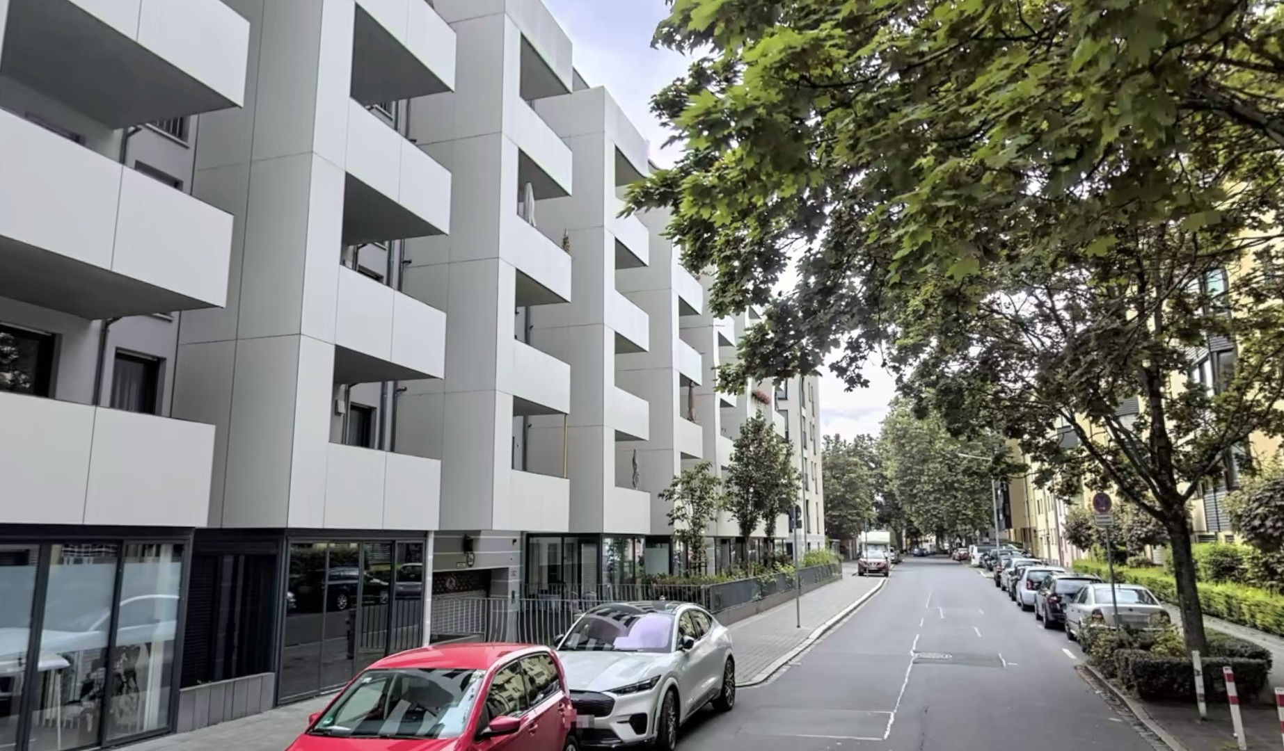 Außenansicht mit TG-Einfahrt