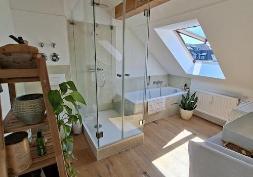 Badezimmer mit Dusche